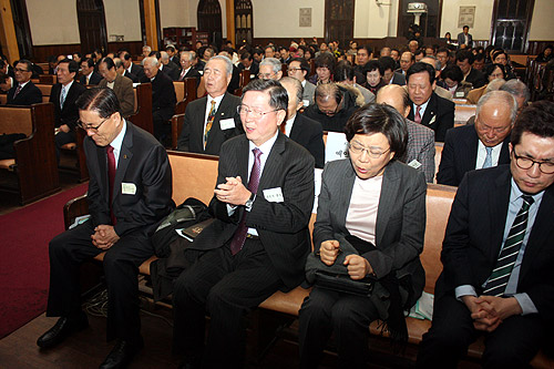 (왼쪽에서 두번째와 세번째) 손인식 목사와 이혜훈 의원 등 참석자들이 북한인권을 위해 기도하고 있다. ⓒ김진영 기자