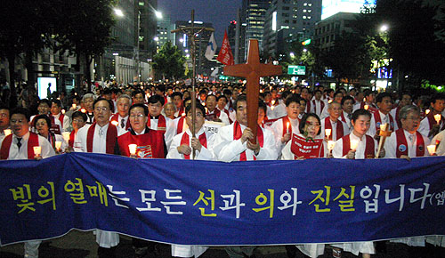 과거 개신교 내 진보 계열 목회자들이 촛불 시위를 벌이던 모습.