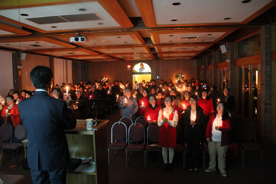24일 성탄전야 촛불예배에서 성도들이 모두 촛불을 들고 성탄절의 의미를 되새겼다.