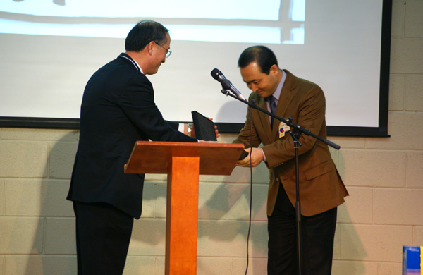 회장 강장석 목사(왼쪽)가 직전회장인 류경열 목사에게 공포패를 수여했다.