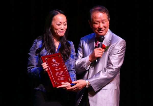 허인욱 회장(오른쪽)이 수미 테리 박사에게 '2014년 인물상'을 수여했다.