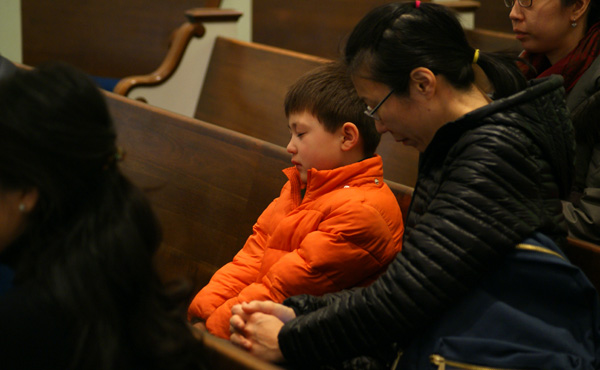 기도하는 학생과 어머니.