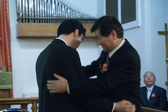 유기철 목사와 김용익 목사가 포옹하고 있다.
