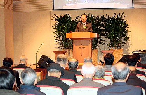 한복협 2월 발표회가 회장 김명혁 목사의 사회로 진행되고 있다.