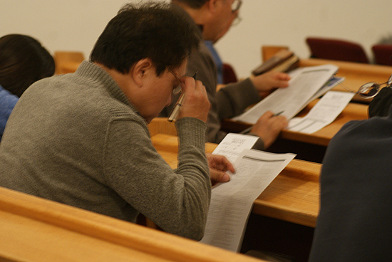 마지막날 참가자들이 시험을 보고 있다. 시험을 통과한 수료자들은 한국의 신학교에서 학점을 인정받는다.