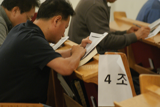 마지막날 참가자들이 시험을 보고 있다. 시험을 통과한 수료자들은 한국의 신학교에서 학점을 인정받는다.