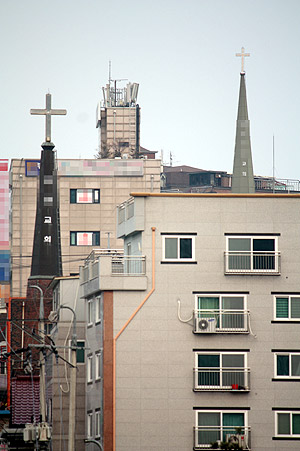 한국교회의 전반적 교세가 정체 내지 쇠퇴하고 있는 가운데, 교회 성장이 소위 ‘수평이동’에 주로 의존하고 있다. 이 때문에 서로 인접한 교회들 사이에 경쟁이 과열되고 있다(상기 사진은 기사 내용과 직접적 관계가 없음). ⓒ김진영 기자