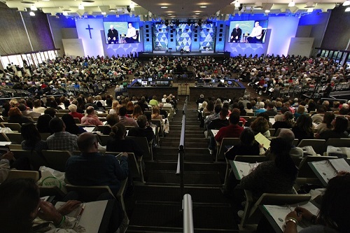 약 3,300명이 새들백교회에서 열린 ‘건강질환과 교회에 대한 모임’에 참석했다. ⓒ새들백교회 제공