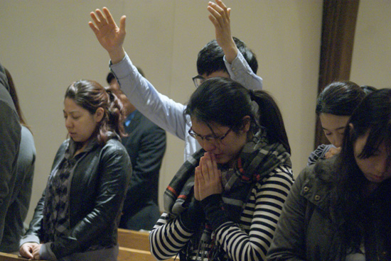 기도하는 퀸즈장로교회 청년들