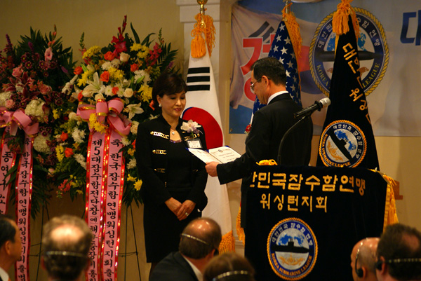김혁수 대한민국 잠수함연맹 회장(오른쪽)이 안미영 회장에게 임명장을 수여하고 있다.