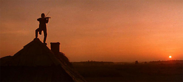 영화 '지붕 위의 바이올린'의 한 장면