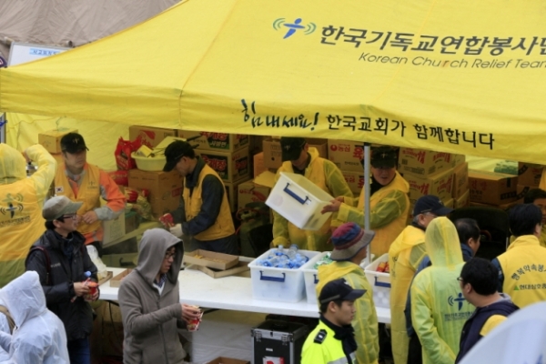 한국기독교연합봉사단은 사고 소식이 전해지자 마자 지체없이 준비해 현장으로 내려가 실종자 가족들을 위해 봉사하기 시작했다.