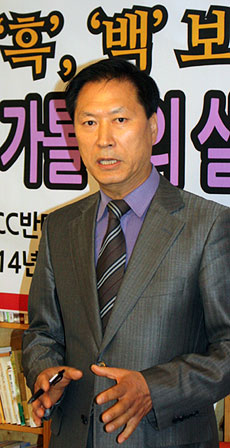 송춘길 목사가 기자회견에서 발언하고 있다. 