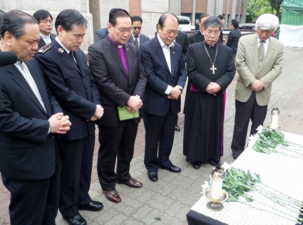 NCCK 교단장들과 임원진들이 '세월호' 생존자 무사귀환과 유가족들을 위해 기도하고 있다.  ©이동윤 기자