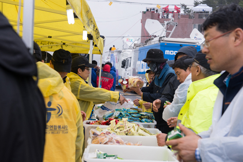 봉사단원들이 음식을 제공하고 있다.