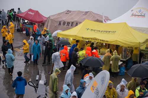 비가 내리는 상황 속에서 한국기독교연합봉사단이 봉사활동을 펼치고 있다. 