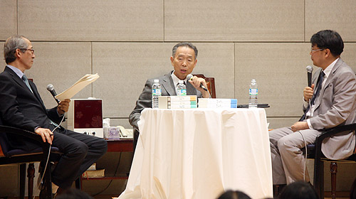 북콘서트가 진행되고 있다. (왼쪽부터 순서대로) 조주석 목사, 박영선 목사, 김관성 목사. ⓒ이대웅 기자