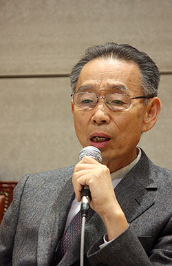 답변하고 있는 박영선 목사. ⓒ이대웅 기자