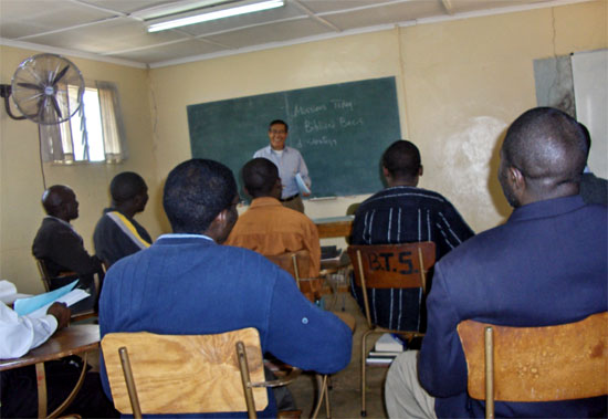 백예철 선교사가 잠비아 현지인 목회자를 양성하는 신학교에서 강의하는 장면