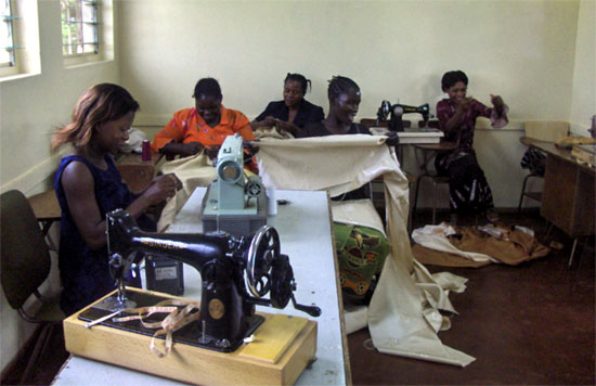 백송자 선교사가 잠비아 가정의 자립을 위해 재봉틀을 교육하는 장면