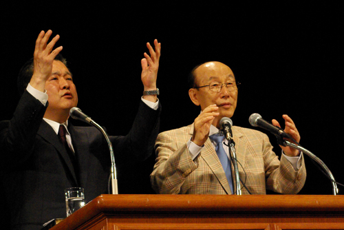 메시지를 전하는 조용기 목사(오른쪽)와 통역하는 시가키 시게마사 DCEM 사무총장(왼쪽). ⓒ동경=강성현 기자