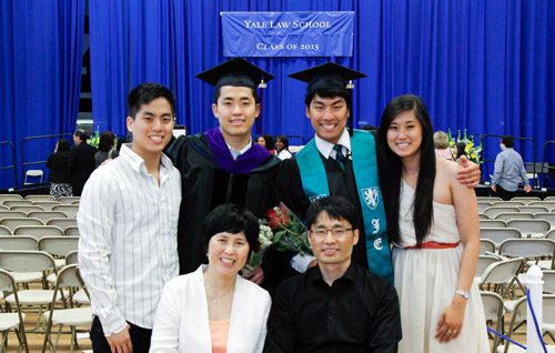 자녀의 예일대 로스쿨 졸업식에 함께한 온 가족. ⓒ출판사 제공