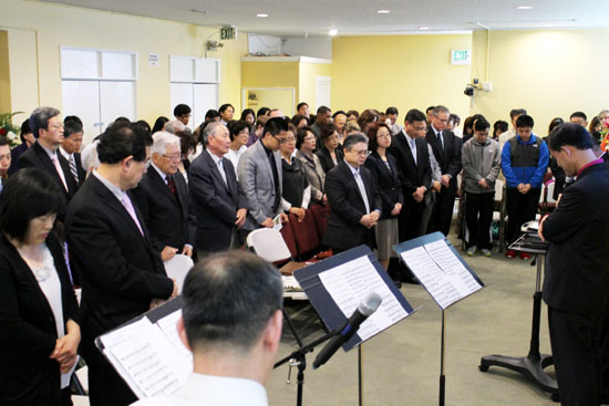 훼드럴웨이 벧엘침례교회 배상헌 목사가 취임하기 앞서 모든 참석자들이 교회와 목회자를 위해 기도했다