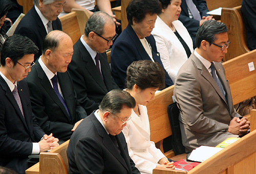 기도하는 박근혜 대통령과 주요 참석자들의 모습. ⓒ류재광 기자