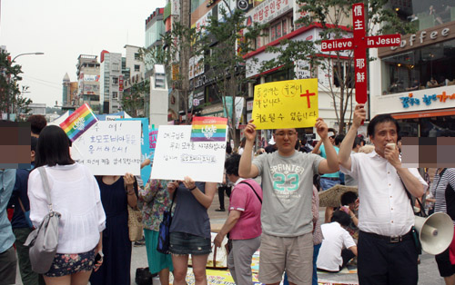 성소수자들(왼쪽)과 기독교인들이 각각 자신의 주장이 적힌 피켓을 들고 서 있다. ⓒ이대웅 기자