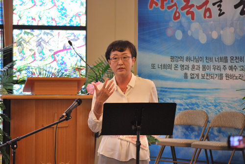 나라사랑어머니회 6월 모임에서 강연하는 유복열 부총영사