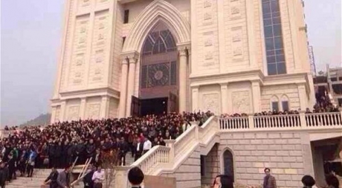 중국 저장성 원저우 시에 최근 세워진 산장교회와, 교회를 지키기 위해 그 주위를 둘러싼 교인들. ⓒpersecution.org.
