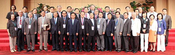 미기총 총회에 참석한 회원들.