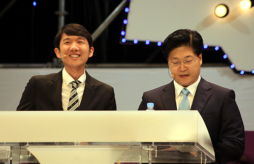 강연하는 마이클 오 총재(좌)와 통역하는 이웅조 목사(우). ⓒ신태진 기자