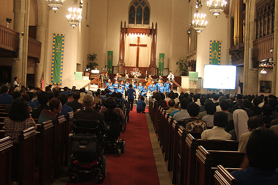 샬롬장애인선교회가 제 11회 선교기금마련을 위한 콘서트 ‘휠체어 사랑이야기’를 13일 오후 7시에 윌셔연합감리교회에서 개최했다.