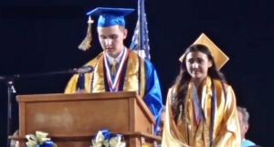 지난 6월 캘리포니아 브롤리 유니언 고등학교 졸업식에서 연설하는 브룩스 햄비.