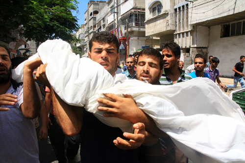 팔레스타인 가자지구 주민들과 전쟁으로 목숨을 잃은 아이의 모습. ⓒ월드비전 제공