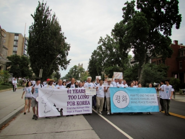 평화행진 참가자들이 백악관 앞까지 걸으며 평화조약 체결을 촉구하고 있다.  ©NCCK