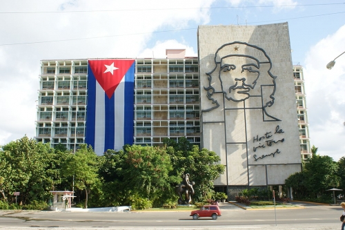 쿠바 하바나 혁명광장에 자리한 내무부 건물. 혁명을 주도한 체 게바라의 초상화가 걸려 있다. ⓒMartin Abegglen.