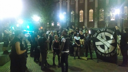 얼마 전 하버드대학에서 사탄숭배의식이 취소된 후, 하버드 스퀘어 바깥에 서 있던 악마주의 권리 운동가들의 모습. ⓒSatanic Temple 페이스북