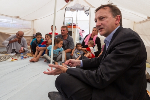 피터 프로브 WCC 교회와국제문제위원회(CCIA) 위원장이 이라크 북부 에르빌의 난민 캠프를 방문, 모술에서 IS의 박해를 피해 온 기독교인들과 대화를 나누고 있다. ©WCC/Gregg Brekke.