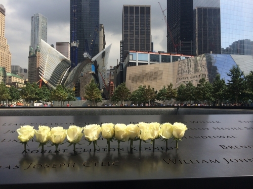 미국 뉴욕 9.11 테러 추모관 내의 희생자 이름이 새겨진 동판이 흰 장미로 장식되어 있다. ⓒThe Christian Post/Leonardo Blair.