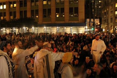 뉴욕에서 콜 니드레 예배에 참석한 유대인들의 모습이다