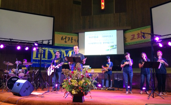 오렌지카운티제일장로교회에서 열린 제31회 HYM 집회에서 김승욱 목사가 메시지를 전하고 있다.