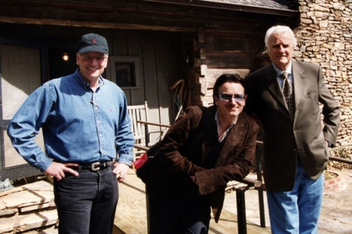 2002년 촬영된 사진으로 오른쪽부터 프랭클린 그래함 목사, 보노, 빌리 그래함 목사. ⓒ빌리그래함전도협회(BGEA).