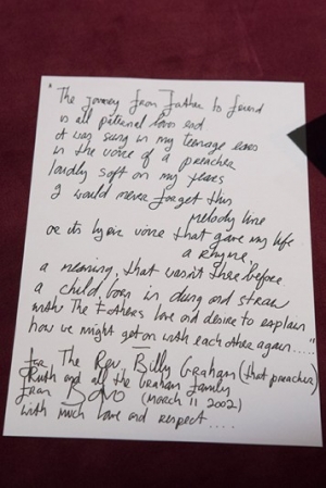 U2의 보노가 빌리 그래함 목사에게 헌정한 시 '믿음의 여정'. ⓒ빌리그래함전도협회(BGEA).