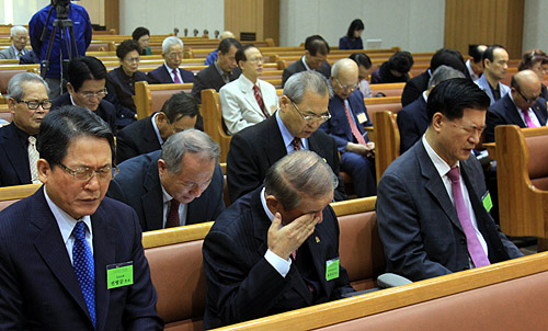 전병금 목사(앞줄 왼쪽) 등이 한국교회 회복을 위해 간절히 기도하고 있다. ⓒ이대웅 기자