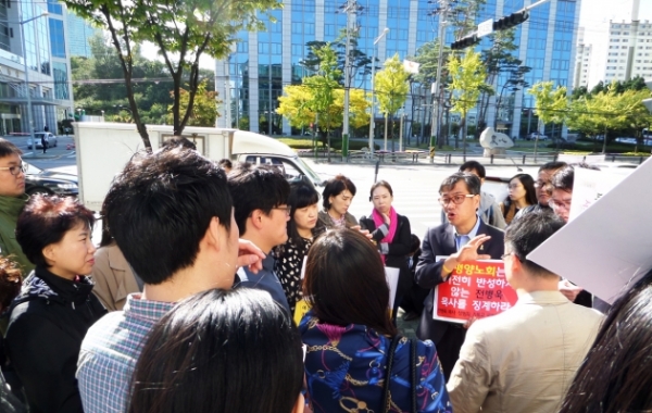13일 오전 시민단체 회원들이 은석교회 앞에서 전병욱 목사 징계건 관련 대책을 논의하고 있다.  ©이동윤 기자