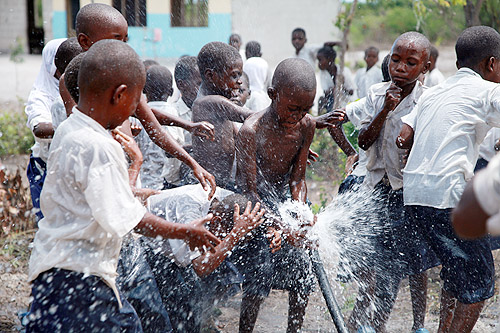우물에서 물이 나오자 기뻐하는 아프리카 어린이들. ⓒ넥서스CROSS 제공