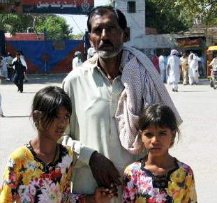 2010년 노린의 남편과 두 아이들의 사진  ©오픈도어선교회