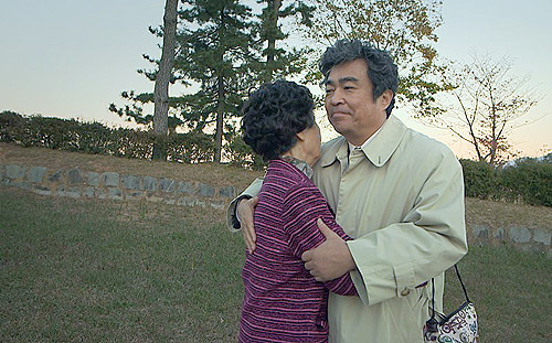 영화 중 한 장면. 안경선 씨와 손동희 권사가 포옹하는 모습.